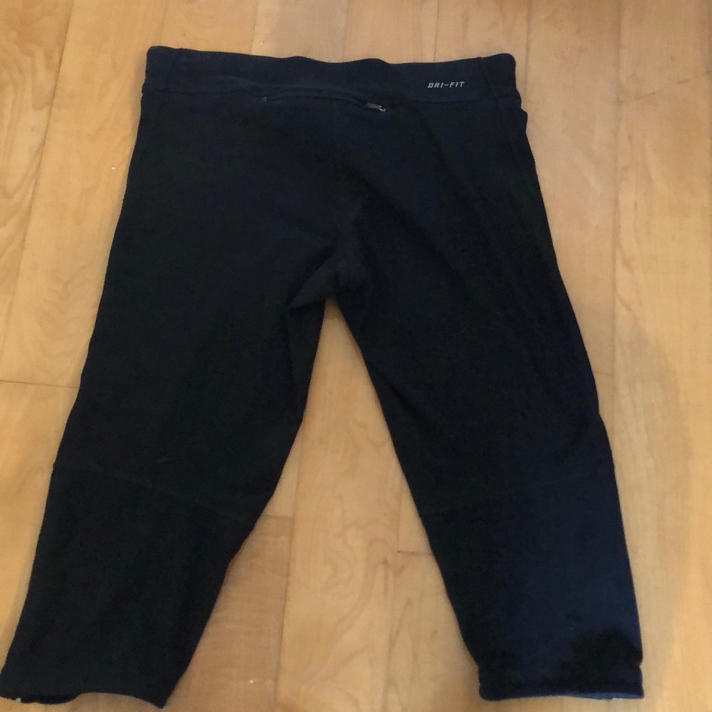 NIKE BLACK CAPRI LEGGINGS🦋